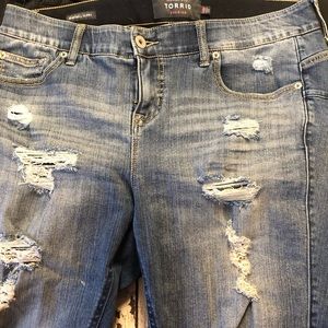 TORRID STRETCH BOMBSHELL SKINNY DESTRUCT JEAN 14